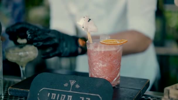 Barman Faz Cocktail Imagens Fullhd Alta Qualidade — Vídeo de Stock