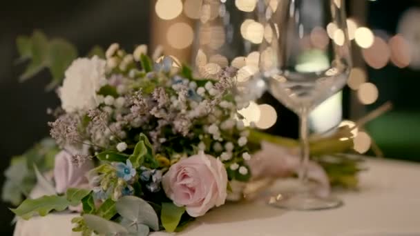 Masaya Bir Buket Pembe Mavi Beyaz Çiçekler Şarap Bardakları Yerleştirilir — Stok video