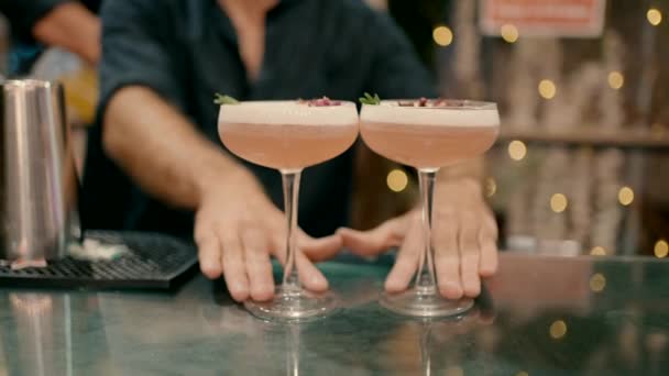 Servitören Flyttar Två Glas Cocktails Mot Gästen Video Inspelad Slow — Stockvideo