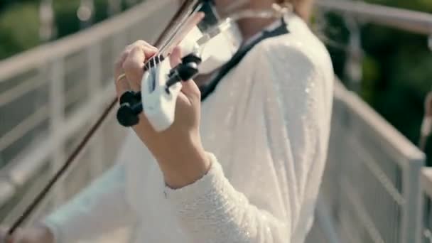 Beautiful Girl White Dress Plays Violin Standing Suspension Footbridge — Vídeo de stock