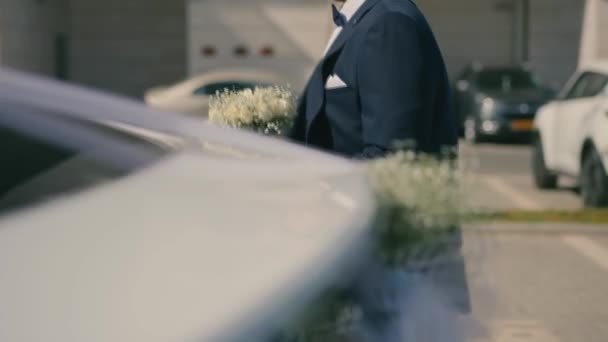 Man Bouquet Going Car — Stock Video