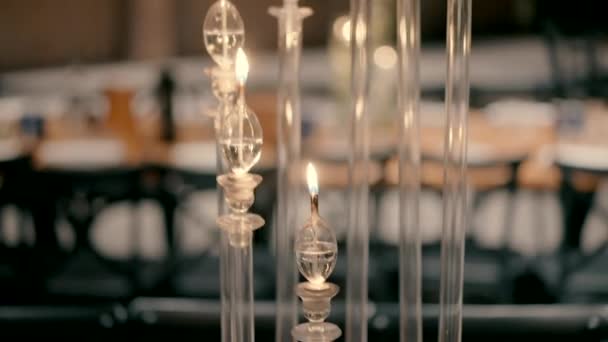 Große Brennende Kerzen Aus Glas Und Auf Dem Tisch Restaurant — Stockvideo