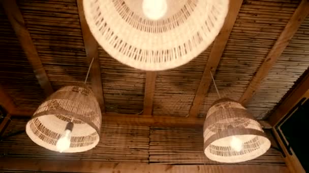 Λάμπες Μπαμπού Φωτίζουν Μια Ξύλινη Και Μπαμπού Πέργκολα Στον Κήπο — Αρχείο Βίντεο