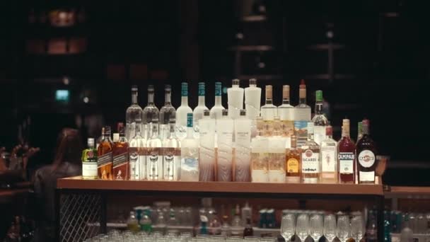 Σταθείτε Μπουκάλια Αλκοόλ Βότκα Ουίσκι Τεκίλα Μαρκίνι Μπράντυ Ένα Μπαρ — Αρχείο Βίντεο