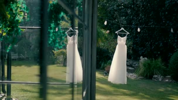 예복은 정원에 드레스는 바람에 이동하고 반영됩니다 결혼식 정원에 사진들 — 비디오
