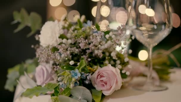 Столі Розміщують Букет Рожевих Синіх Білих Квітів Келихів Вина Повільне — стокове відео