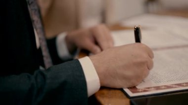 Damat düğün günü ketubah imzalar. Yüksek kaliteli FullHD görüntüler