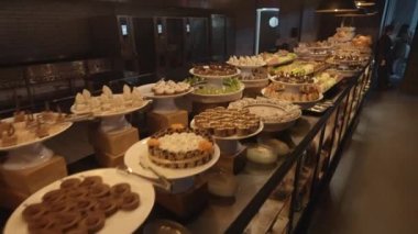 Etkinlikte bir tatlı masası.