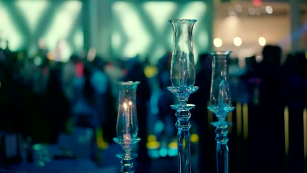 Κεριά Στο Τραπέζι Στην Αίθουσα Εκδηλώσεων — Αρχείο Βίντεο