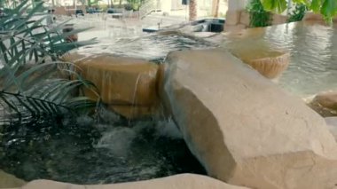 Taşlar ve şelale salonda ağır çekimde