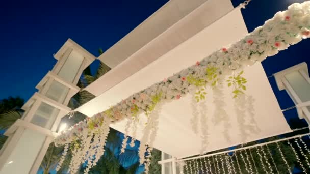 Canopy Branco Com Vista Flores Baixo Noite — Vídeo de Stock