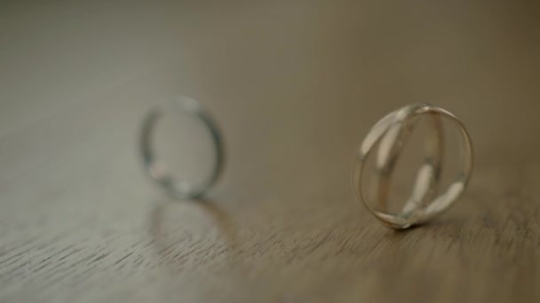 テーブルの上に2つのリング — ストック動画
