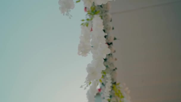 Beyaz Çiçekler Gölgelik Chuppa — Stok video