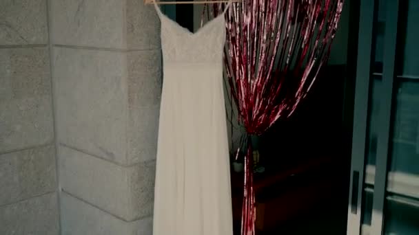 Невесты Одеваются Виселицы Дверном Проеме Рядом Каменной Стеной — стоковое видео