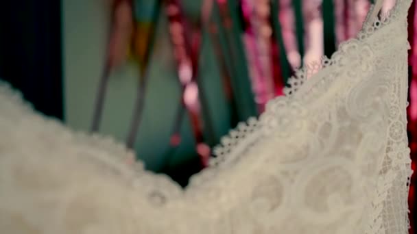 문간의 옷걸이에는 아름다운 드레스가 클로즈업 — 비디오