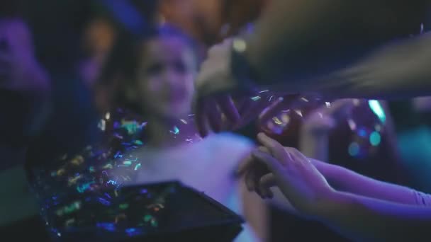 Een Bellenblaasmachine Laat Zeepbellen Los Dansvloer Feestzaal Tijdens Een Huwelijksfeest — Stockvideo