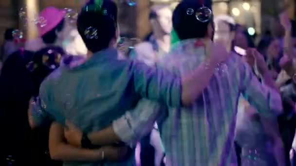Młodzi Ludzie Tańczą Imprezie Świetle Projektorów Baniek Mydlanych Wieczorne Świętowanie — Wideo stockowe