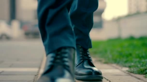 다리에우아 신발을 카메라를 걸어가는 사람들의 동작으로 촬영된 비디오 — 비디오