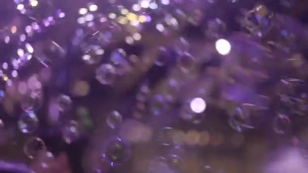Många Såpbubblor Flyger Luften Ovanför Huvudet Folk Som Dansar Festen — Stockvideo