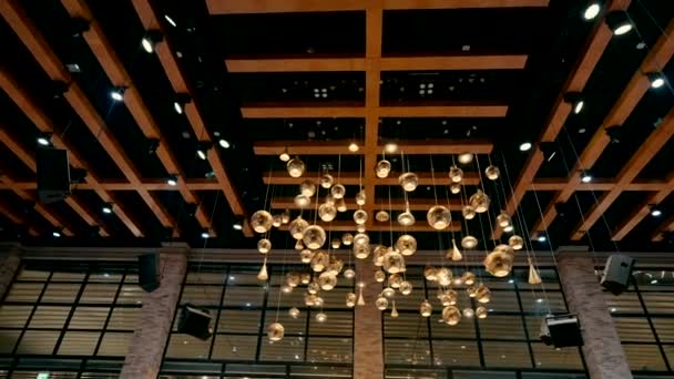 Powolny Film Pięknymi Złotymi Lampami Zwisającymi Sufitu Sali Eventowej Oświetlającymi — Wideo stockowe