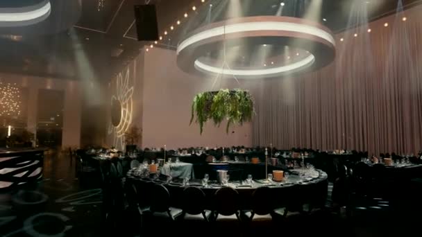 在一个漂亮的活动大厅里设计精美的圆形桌子 天花板上有美丽的灯光 一个美丽而现代的宴会厅 接待各种活动的来宾 Israel Doria 2022 — 图库视频影像