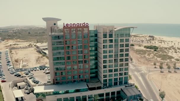 ビーチにあるホテルのドローンからのビデオ録画 アッシュドビーチにあるレオナルドホテル 昼間イスラエル 2022年 — ストック動画
