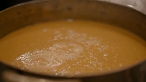 锅里的热汤 可以和面包一起放在旁边的桌子上食用 厨房里的特写镜头 — 图库视频影像