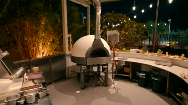 活动大厅花园的室外厨房 一个有烤箱和桌子的厨房 周围有各种各样的食品 — 图库视频影像