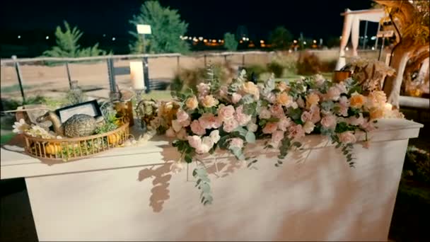 Floristas Ficar Com Rosas Rosa Amarela Sobre Ele Jardim Salão — Vídeo de Stock
