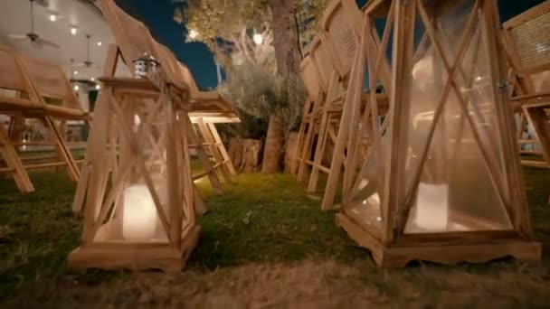 Ljuslyktor Och Trästolar Står Gräset Evenemangsträdgården Framför Taket Före Ceremonin — Stockvideo