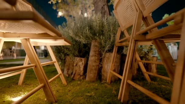 Fein Säuberlich Stehen Holzstühle Reihen Auf Dem Rasen Vor Dem — Stockvideo