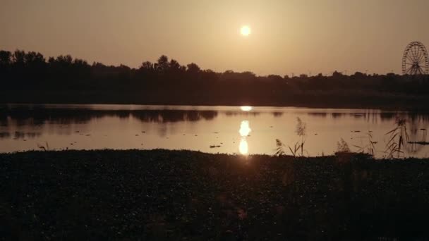 Apus Soare Frumos Reflectă Lac Roată Observație Orizont Vegetație Jur — Videoclip de stoc