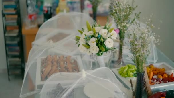 Een Verfrissingstafel Met Een Boeket Witte Bloemen Een Verfrissingstafel Met — Stockvideo