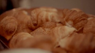 Büfe masasında güzel bir kasede çörekler ve resepsiyonda büyük miktarda tabaklar. Salonda misafir bekleyen çörekler.