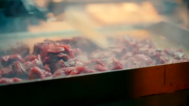 Cocinero Fríe Trozos Carne Una Sartén — Vídeos de Stock