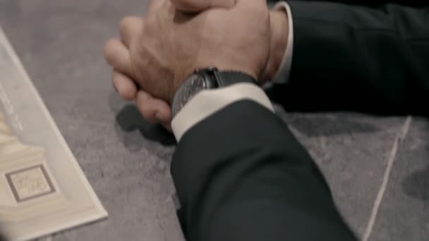 黒いスーツを着た二人の男が会議でテーブルの上に手を置いた ラビと一緒に部屋のケツバ式 ビデオを閉じて — ストック動画