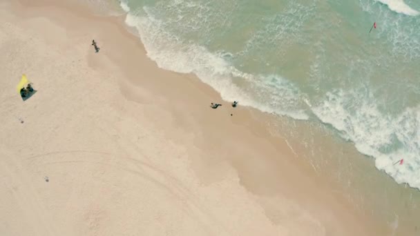 イスラエルのアシュドドのビーチの無人機からのビデオ撮影 正午にビーチを楽しむ人はほとんどいません — ストック動画