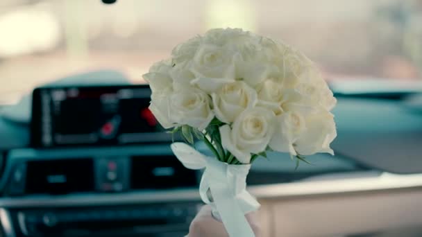Pan Młody Bukietem Białych Róż Jedzie Samochodem Panny Młodej Ich — Wideo stockowe