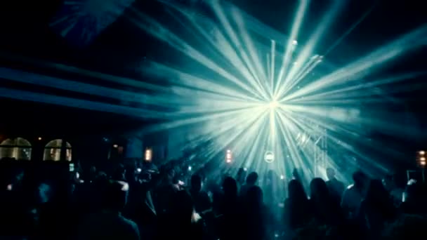 Нічний Клуб Багатьма Людьми Танцює Світлі Проекторів — стокове відео