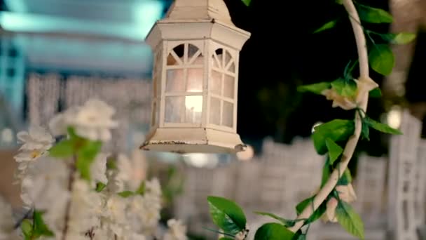 Une Belle Lanterne Blanche Style Vintage Est Suspendue Dans Jardin — Video