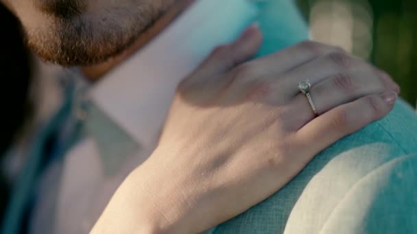 아름다운 반지를 신부의 신랑의 가슴을 거친다 클로즈업 슬로우 비디오 — 비디오