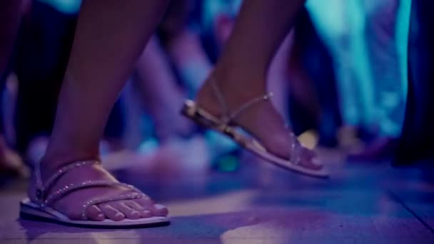 特写视频拍摄 在夜总会的舞池里 一个年轻姑娘穿着凉鞋跳舞 动作缓慢 — 图库视频影像