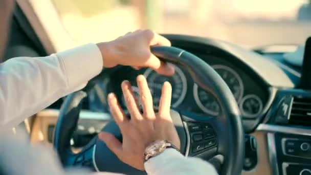 Erkek Eli Gündüz Araba Sürerken Kornaya Basıyor Beyaz Gömlekli Adam — Stok video