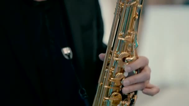 Close Video Gold Saxophone Played Saxophonist — Vídeo de Stock