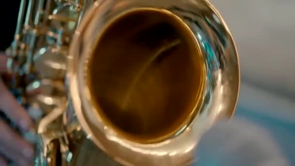 一位萨克斯风演奏家演奏的黄金萨克斯风的特写影片 — 图库视频影像