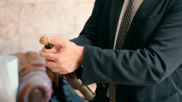穿着正装的男人打开一瓶香槟 — 图库视频影像