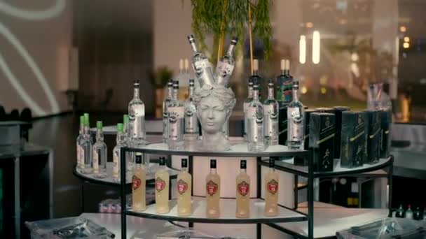 Flera Typer Alkohol Glasflaskor Står Glashyllor Evenemangshall Vacker Monter Med — Stockvideo