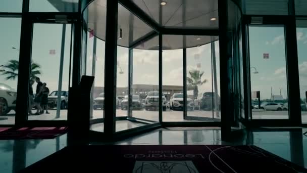 Выход Открытую Парковку Через Вращающуюся Стеклянную Дверь Отеля Медленная Съемка — стоковое видео