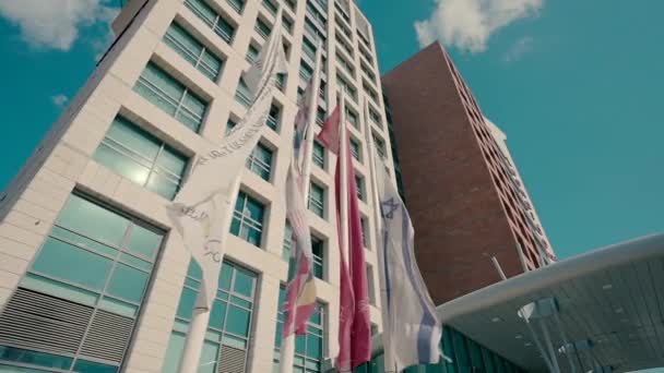 Bandeira Israelense Lado Bandeira Hotel Acenando Com Vento Filmagem Câmara — Vídeo de Stock