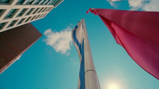 Rüzgârda Sallanan Bir Otelin Bayrağının Yanındaki Srail Bayrağı Ağır Çekim — Stok video